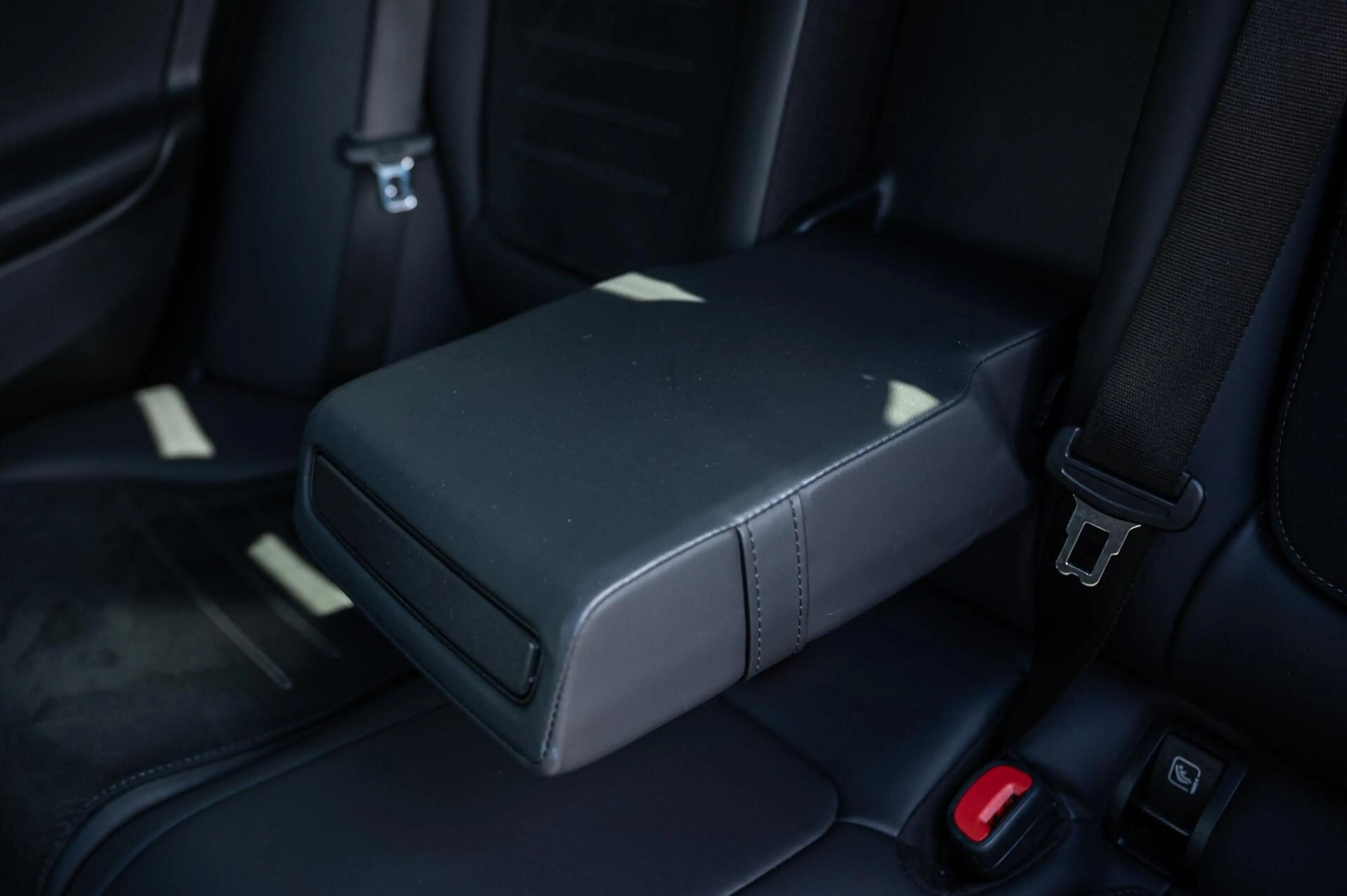 Mercedes-Benz C 300 e AMG Line PANORAMADAK DIGITAL LIGHT ADAPTIVE CRUI — photo 24