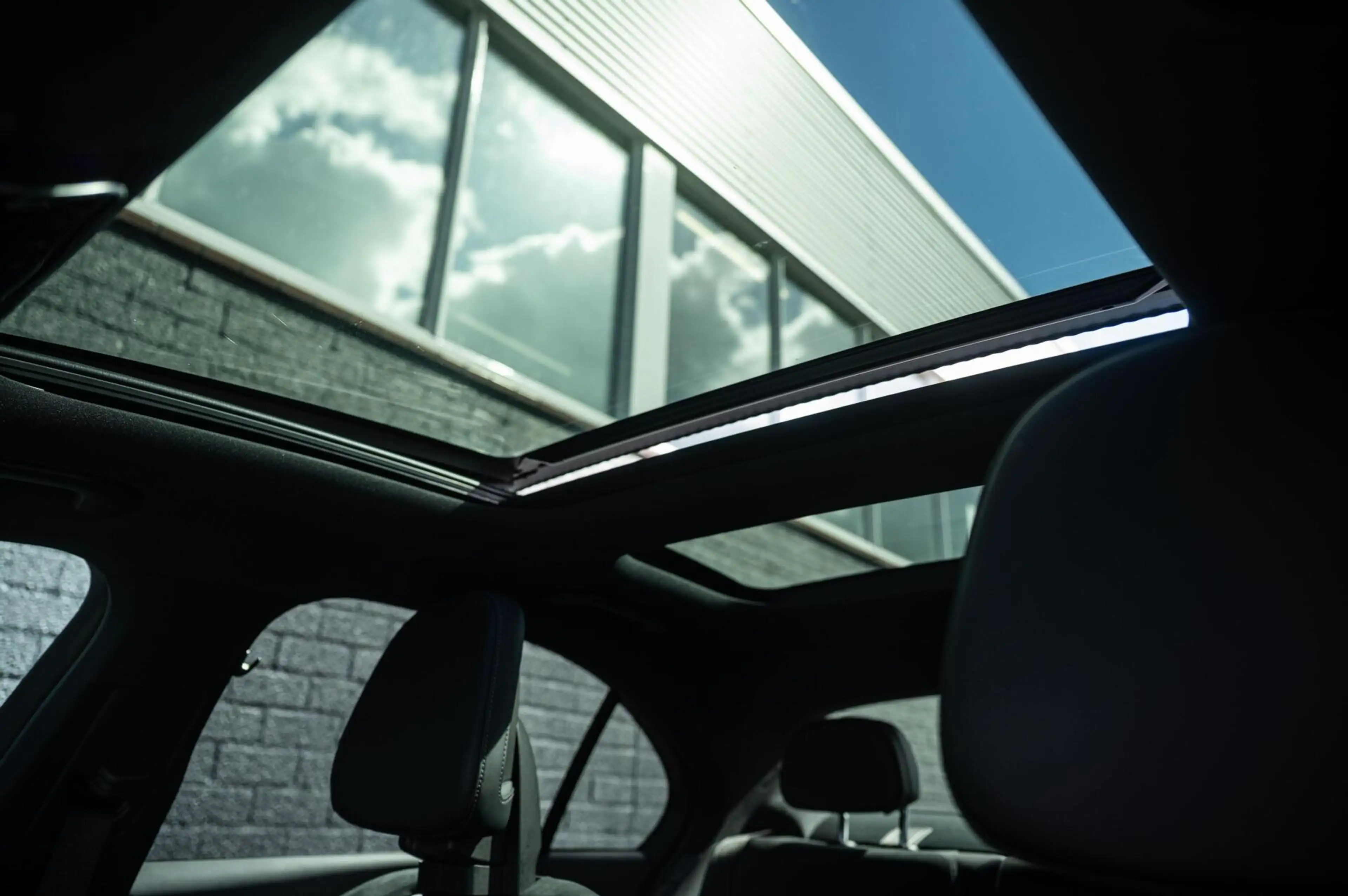 Mercedes-Benz C 300 e AMG Line PANORAMADAK DIGITAL LIGHT ADAPTIVE CRUI — photo 27