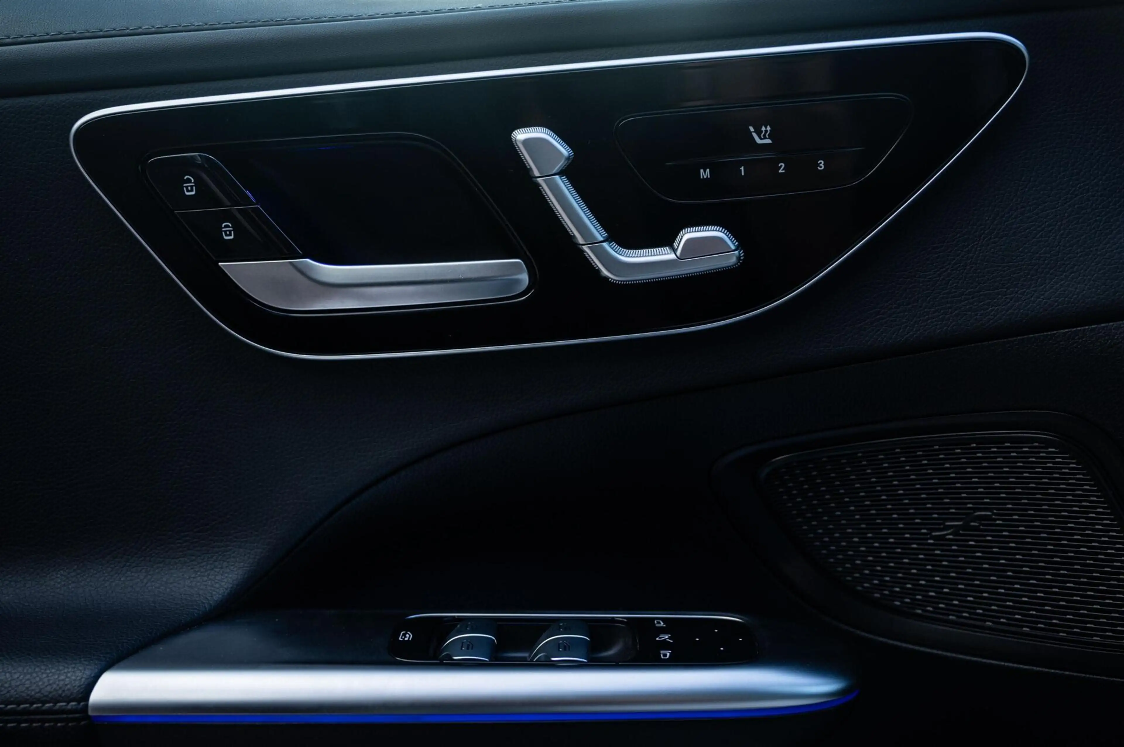 Mercedes-Benz C 300 e AMG Line PANORAMADAK DIGITAL LIGHT ADAPTIVE CRUI — photo 30