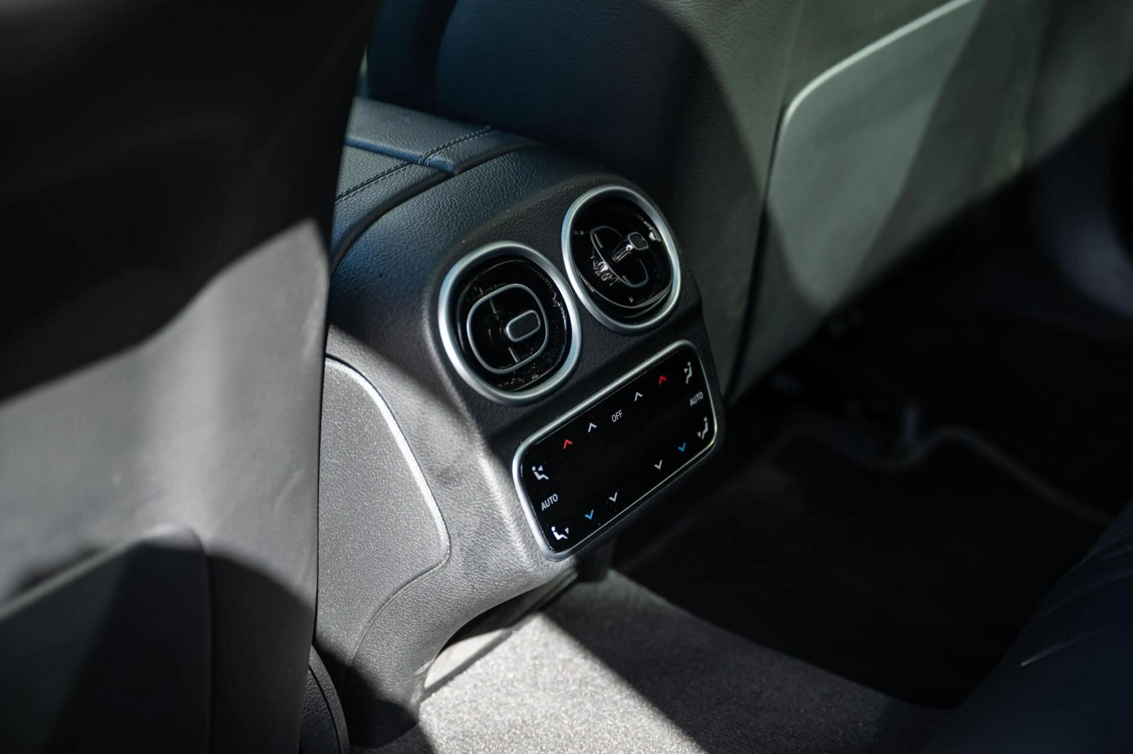 Mercedes-Benz C 300 e AMG Line PANORAMADAK DIGITAL LIGHT ADAPTIVE CRUI — photo 17