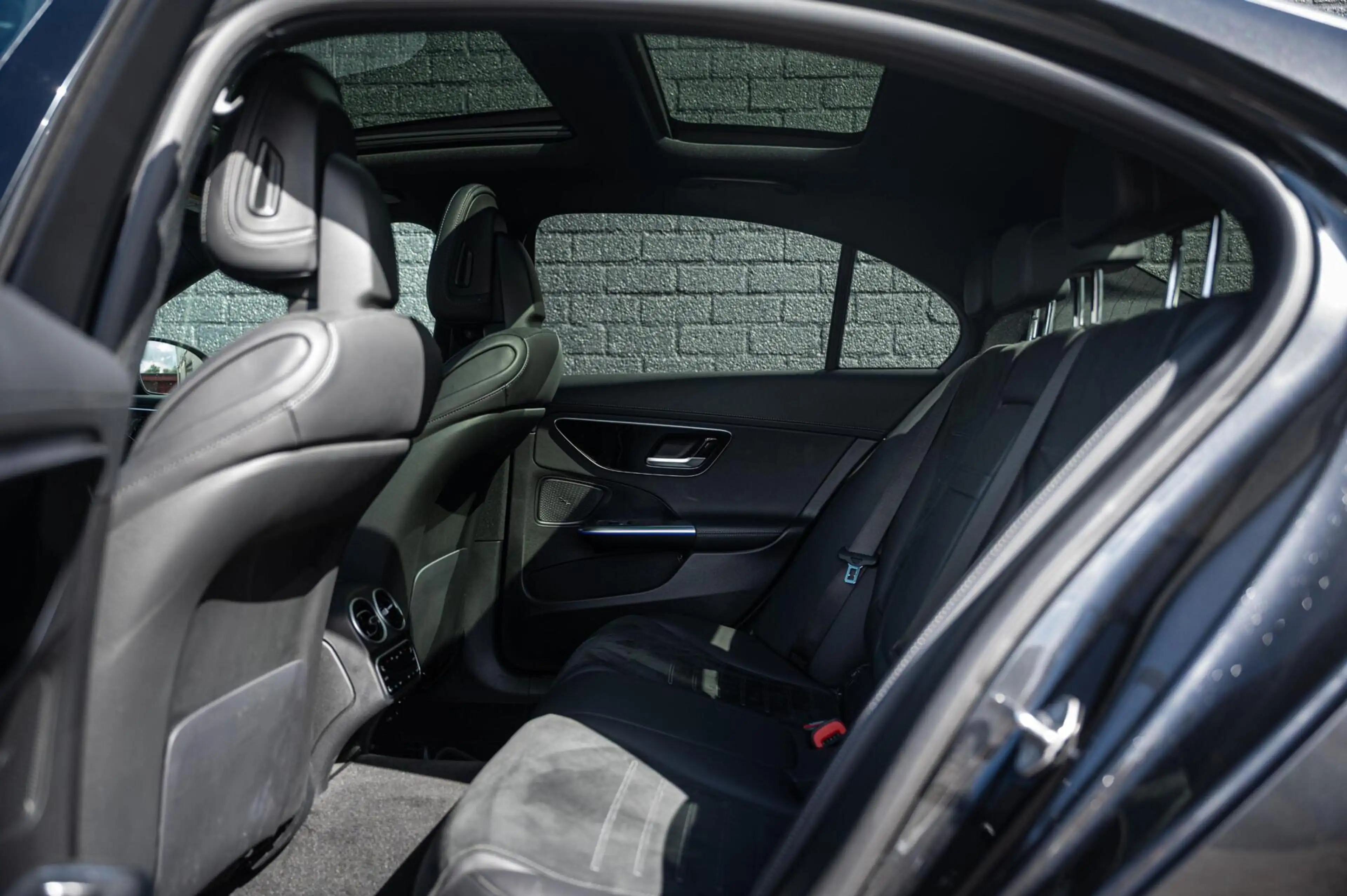 Mercedes-Benz C 300 e AMG Line PANORAMADAK DIGITAL LIGHT ADAPTIVE CRUI — photo 25