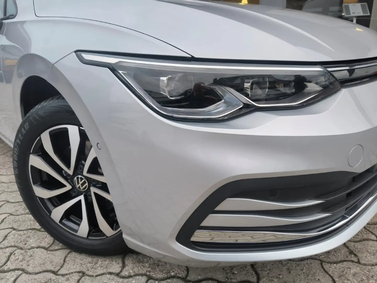 Volkswagen Golf VIII eTSI Active DSG ACC AHK PANORAMA APPCONNECT K Silber - 2