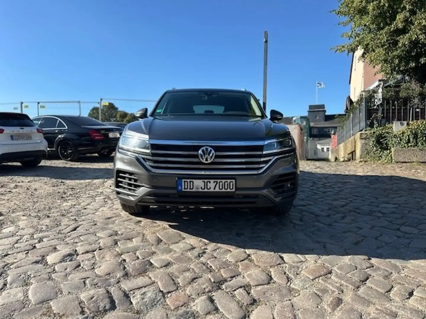 Volkswagen Touareg Basis 4Motion AHK TUEV LEDER Grau - 2