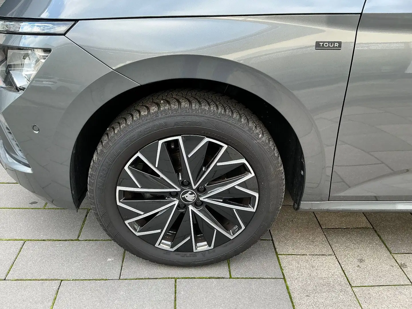 Skoda Kamiq 1,0 TSI DSG Drive AHK+LED+Kamera Grau - 2