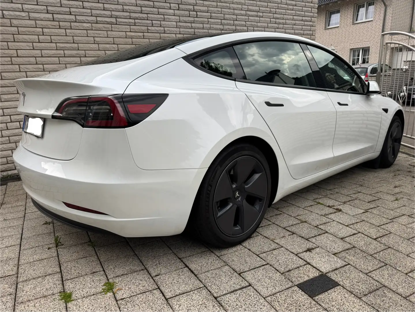 Tesla Model 3 Standard mit Sommer und Winterreifensatz + AHK Weiß - 2