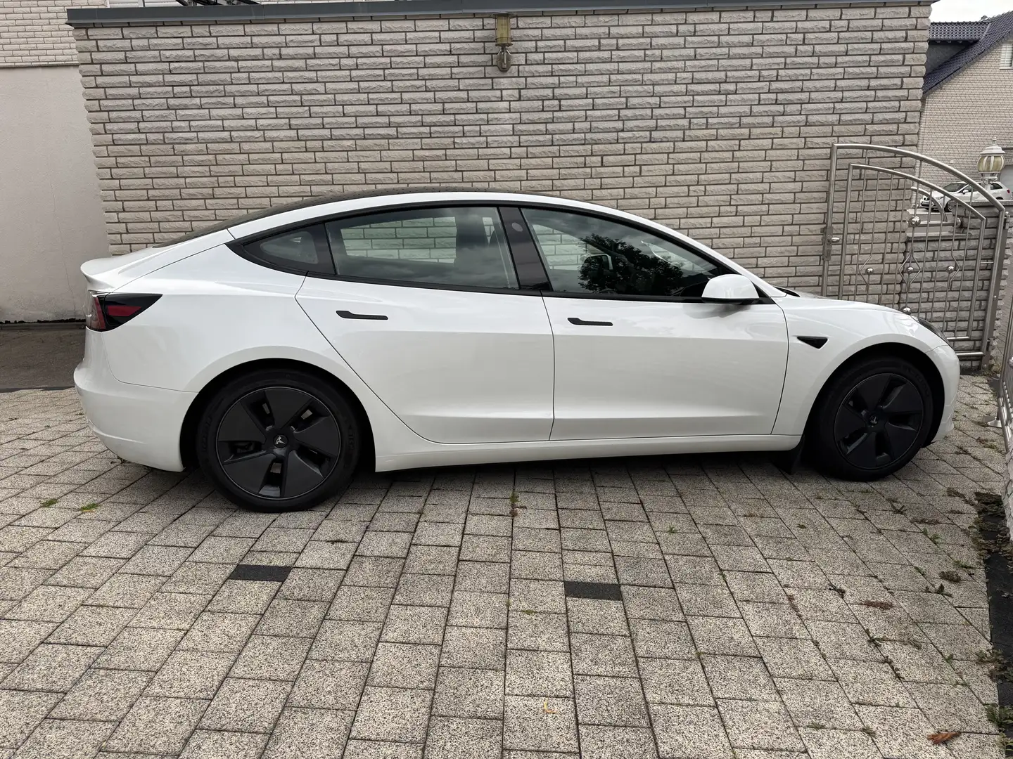 Tesla Model 3 Standard mit Sommer und Winterreifensatz + AHK Weiß - 1