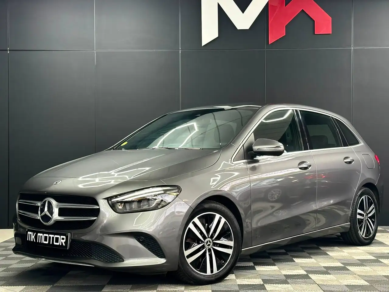 Mercedes-Benz B 180