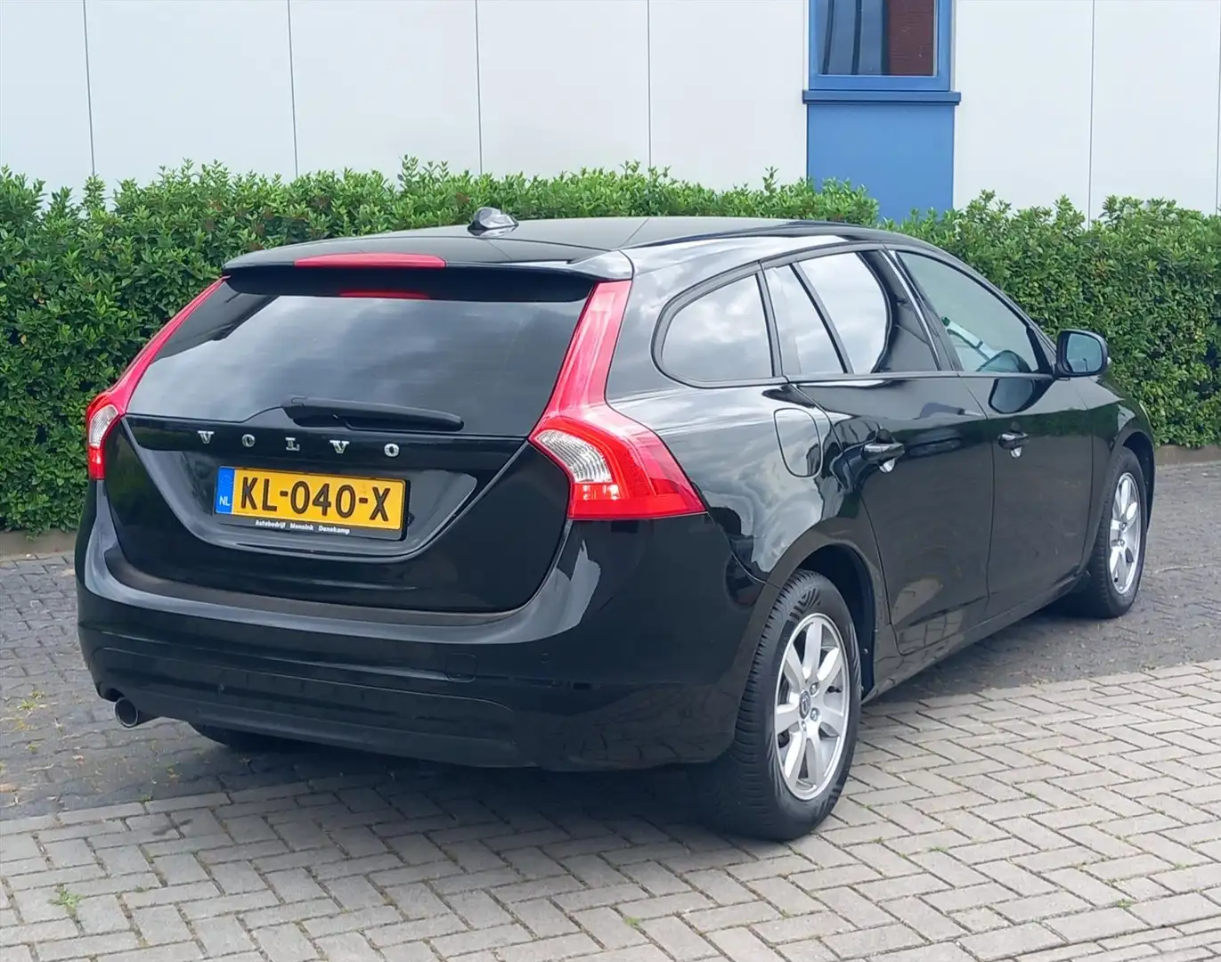 Volvo V60 2.0 D3 136 PK Automaat Zwart - 2