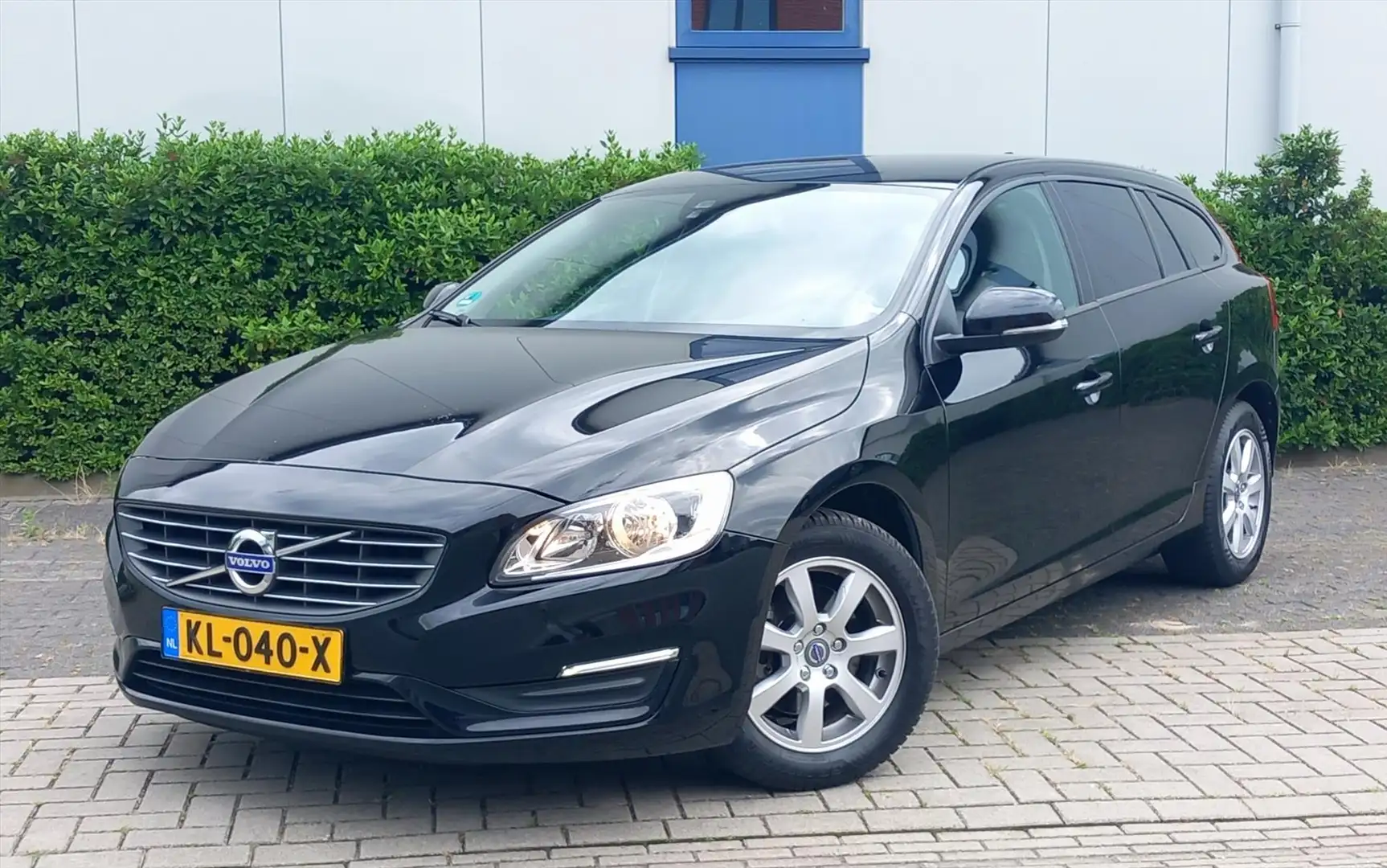 Volvo V60 2.0 D3 136 PK Automaat Zwart - 1