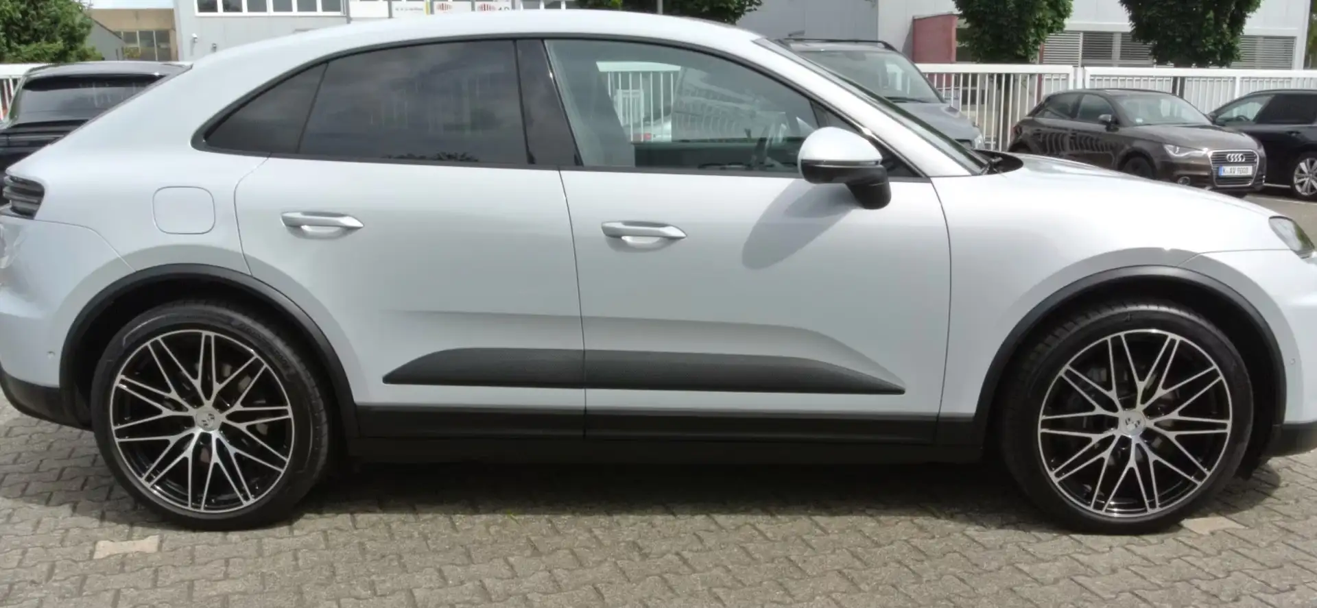 Porsche Macan 4 Electric 95kWh 22Zoll Pano Luft Bose auch andere Gris - 1