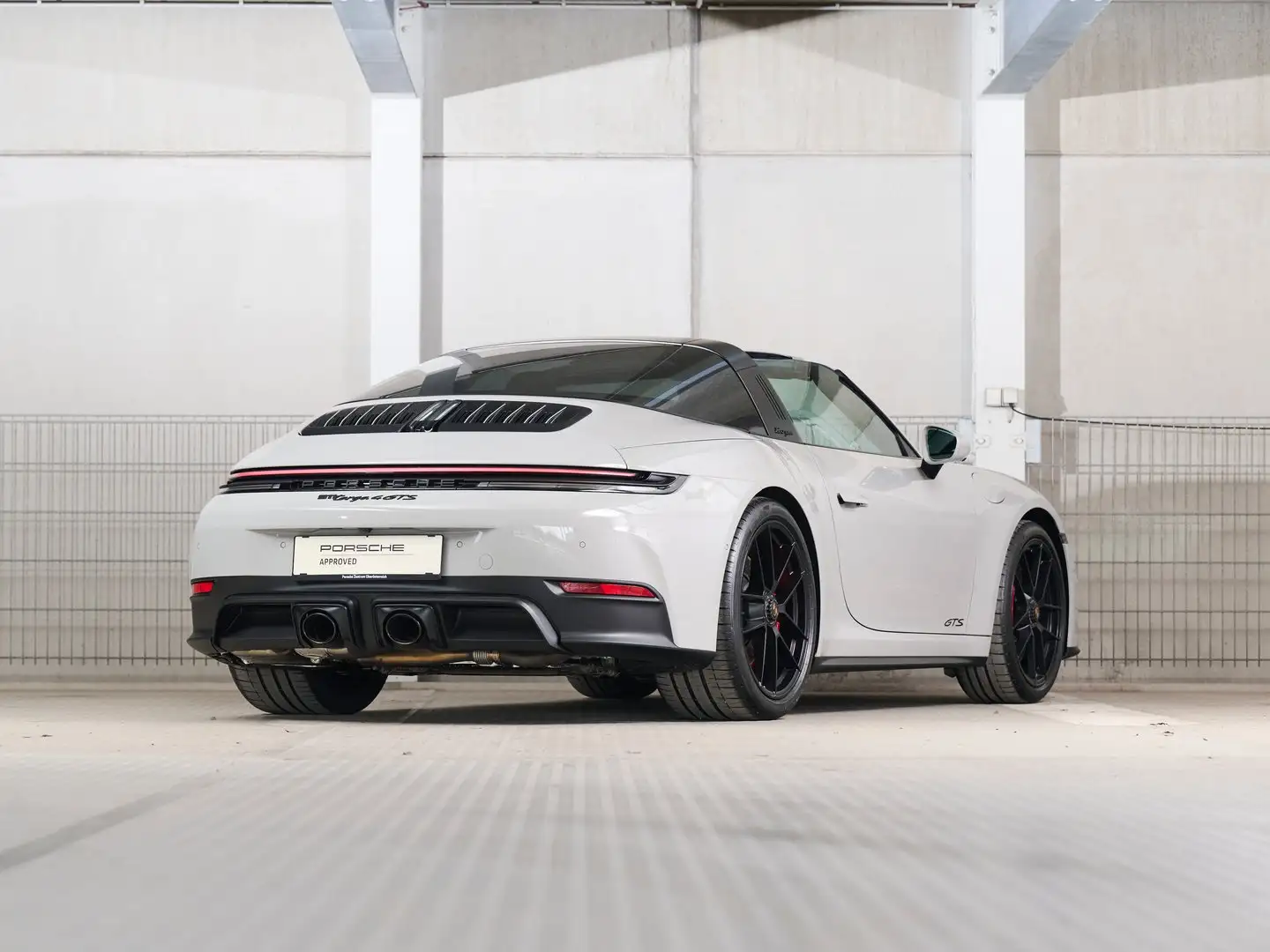 Porsche 911 Targa 4 GTS Grau - 2