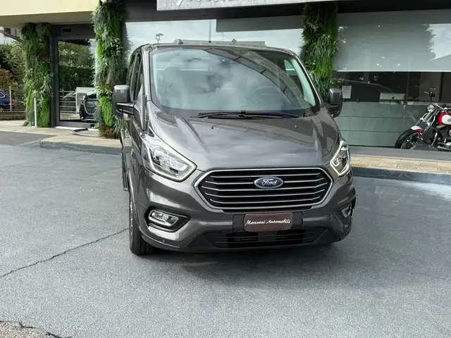 Ford Tourneo Custom view 2