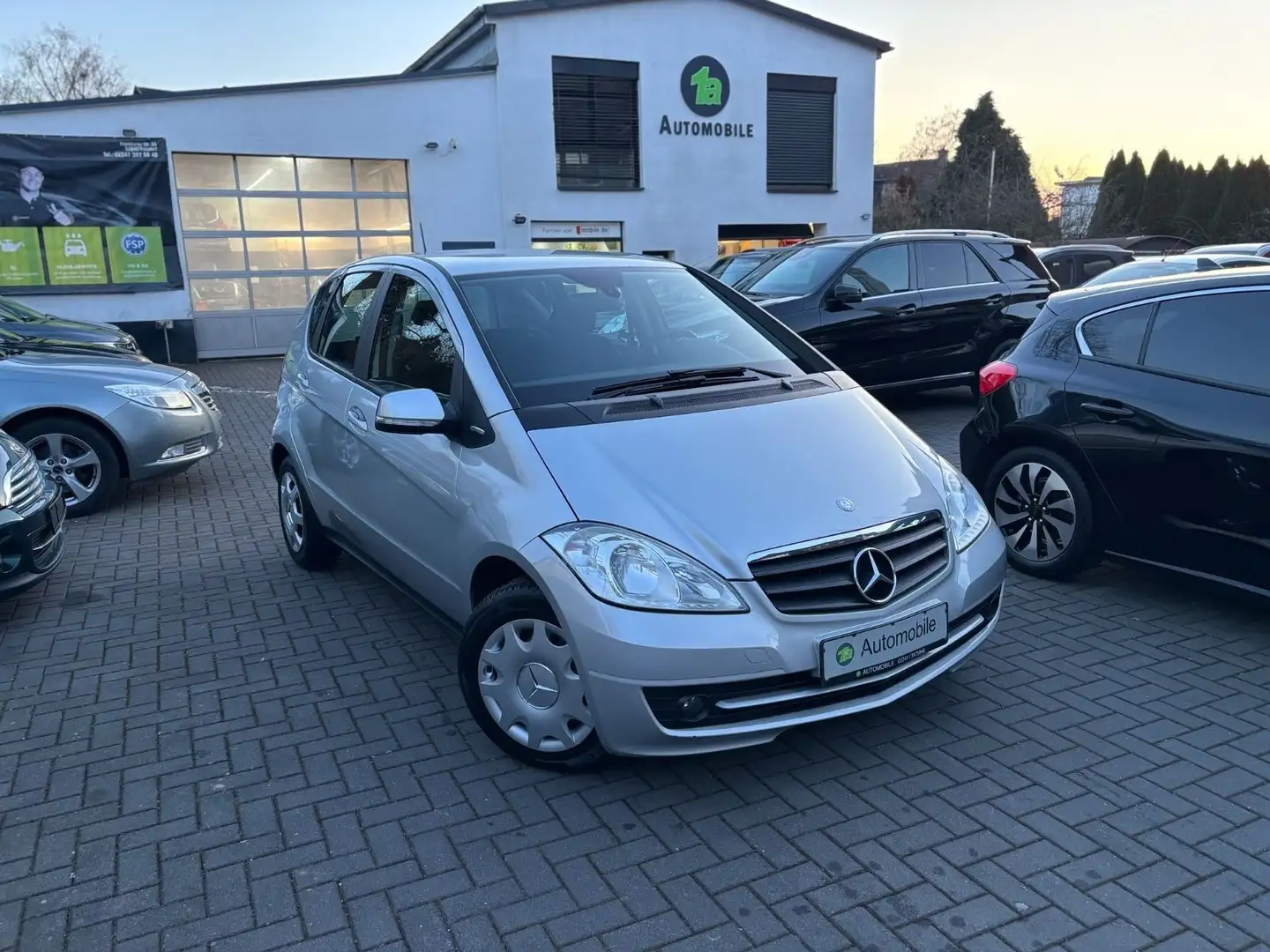 Mercedes-Benz A 180 BlueEfficiency*SHZ*4S-REIFEN*KLIMA Argintiu - 1