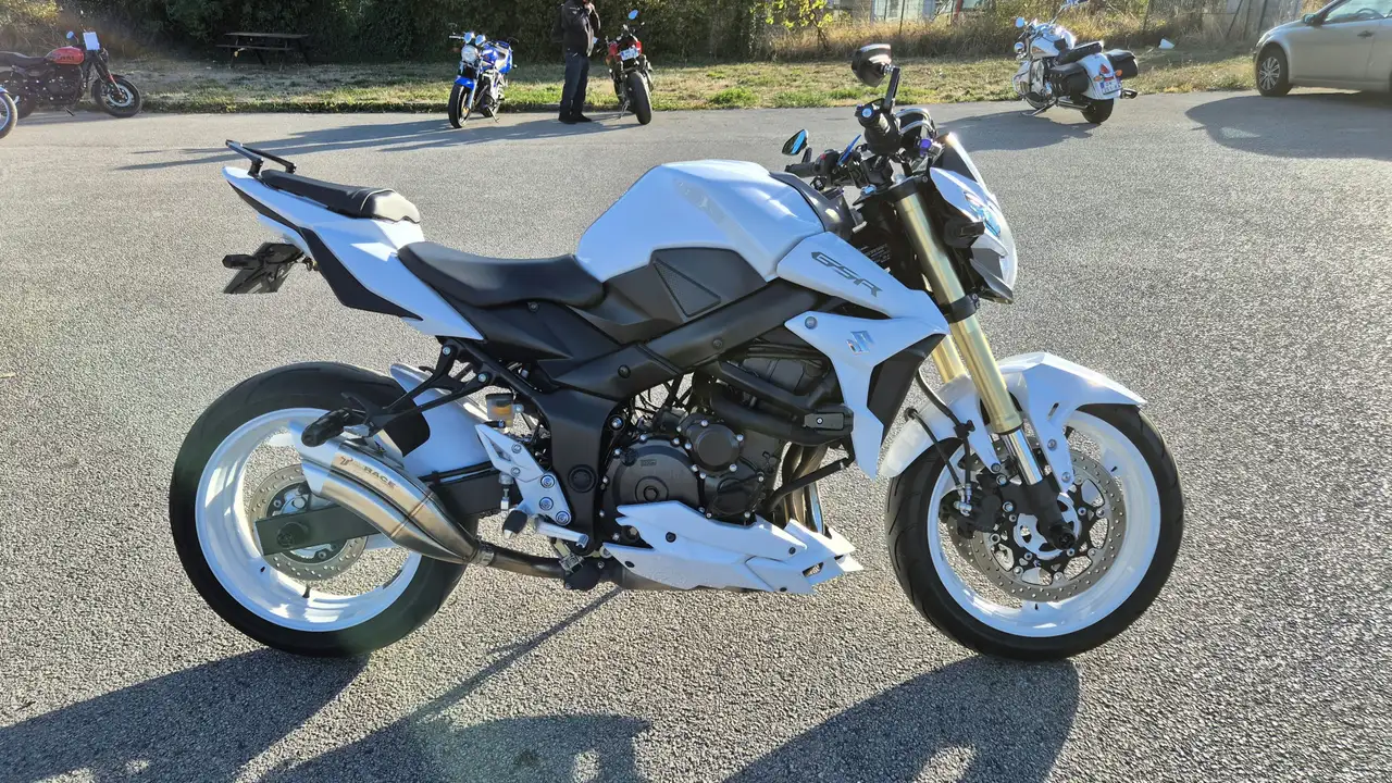 Suzuki GSR 750