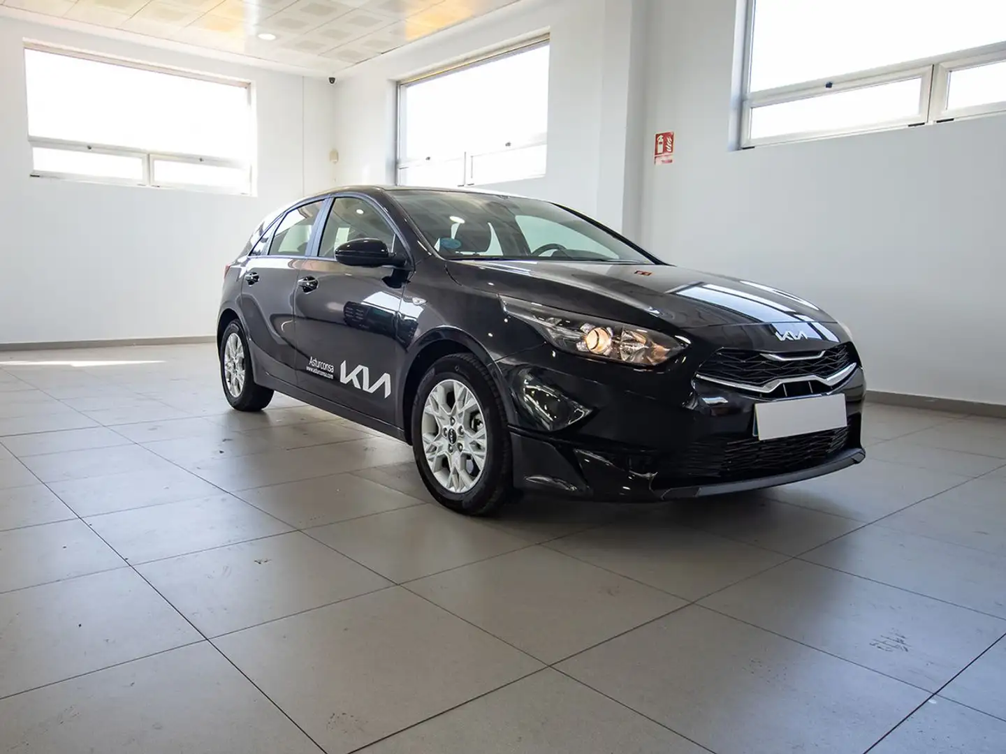 Kia 1.6 MHEV CONCEPT 136 5P Negru - 2