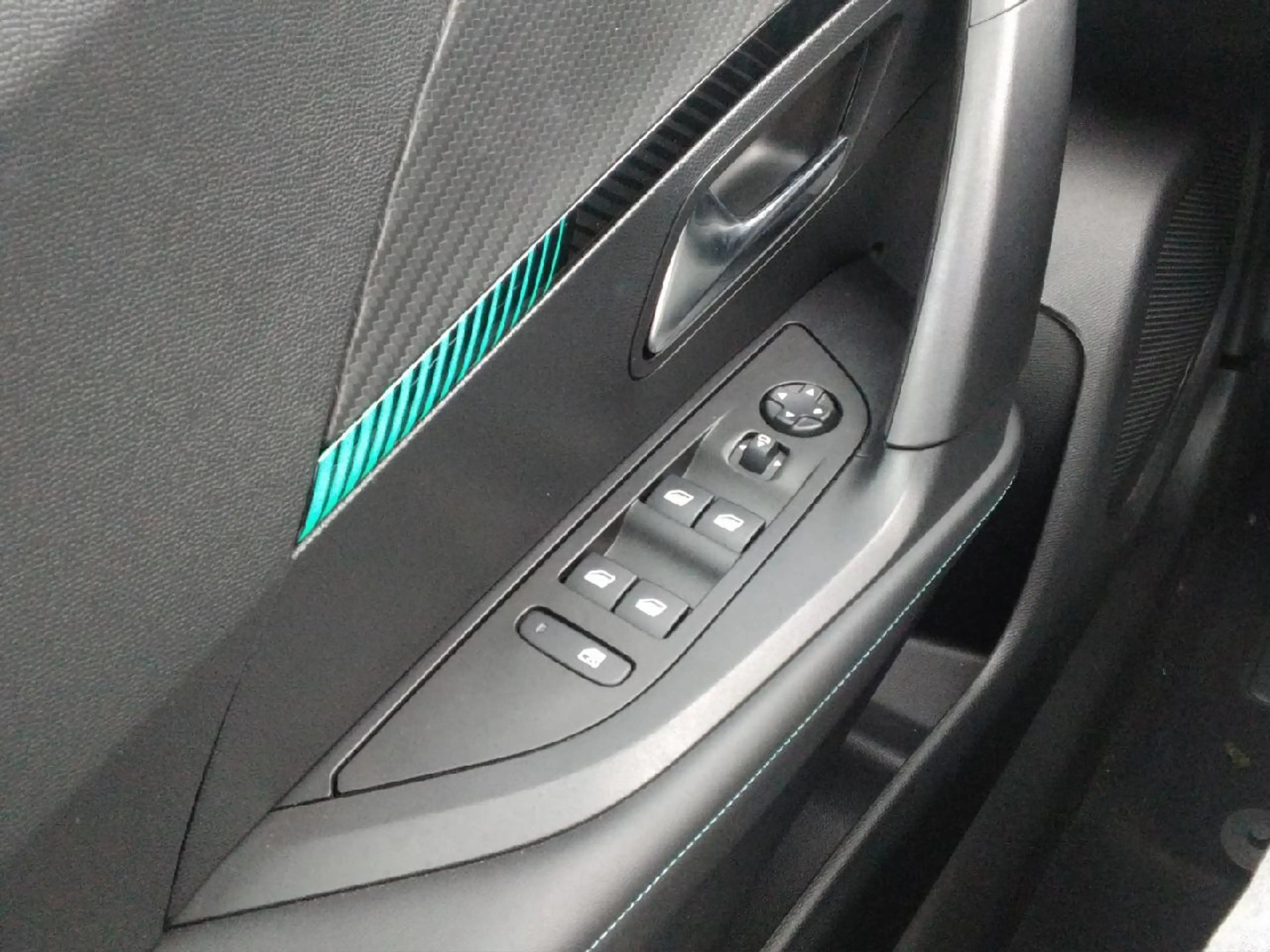 Peugeot e-2008 e- Allure Pack — photo 12