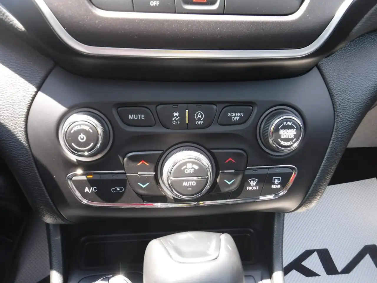 Jeep Cherokee снимка Jeep Cherokee