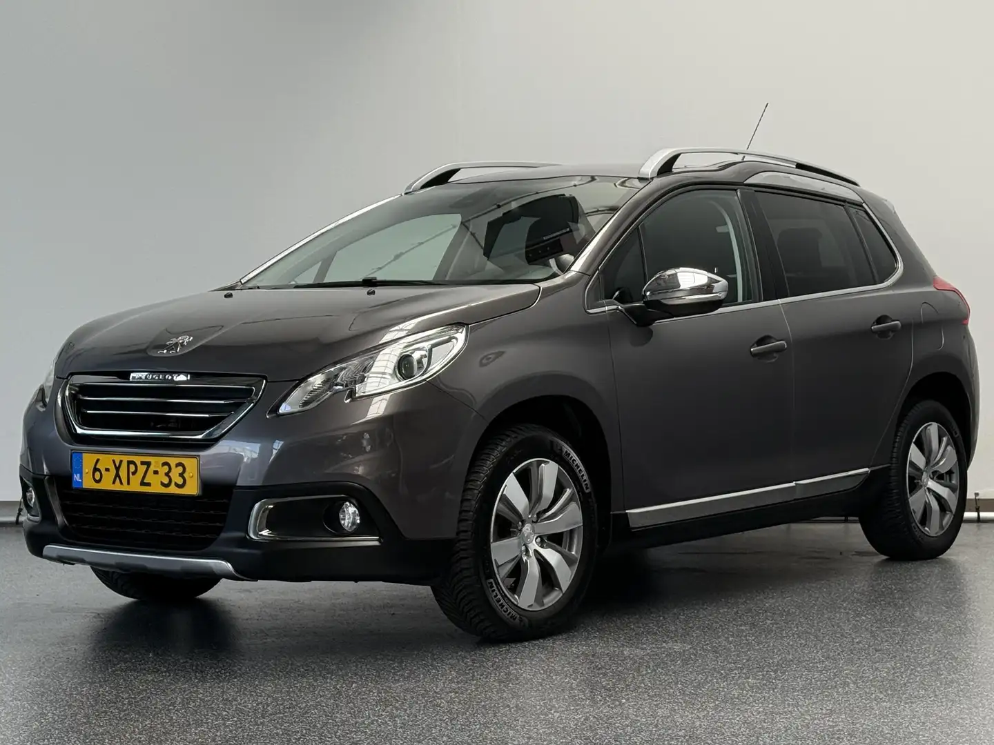 Peugeot 2008 1.2 PureTech Allure | Automaat | Panorama | Airco Grijs - 1