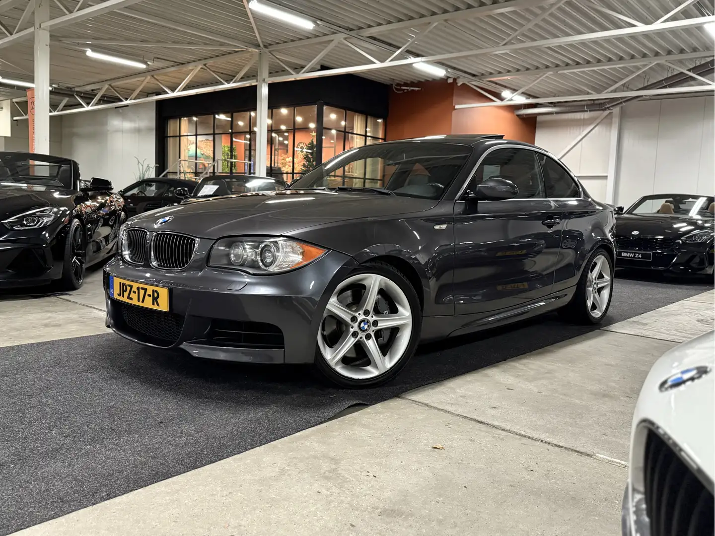 BMW 135 1-Serie Coupé 135i Aut. M-Sport l Pano l Xenon l C Grau - 1