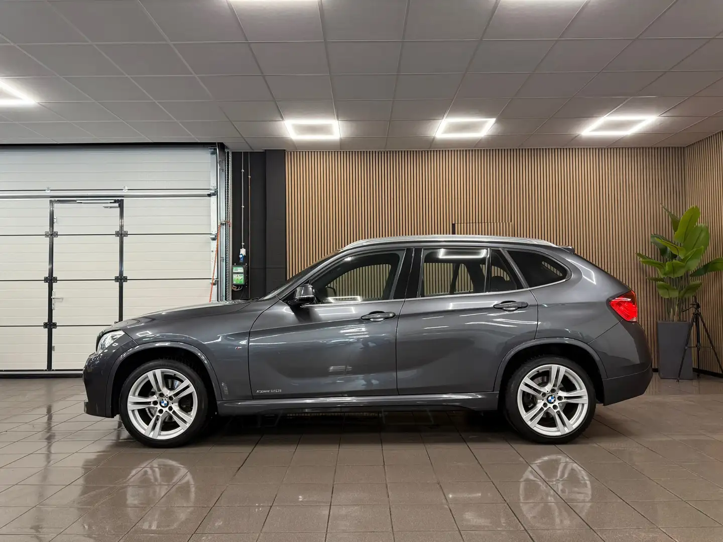 BMW X1 SDrive20i High Executive M-Sport * Automaat / Pano Grijs - 2