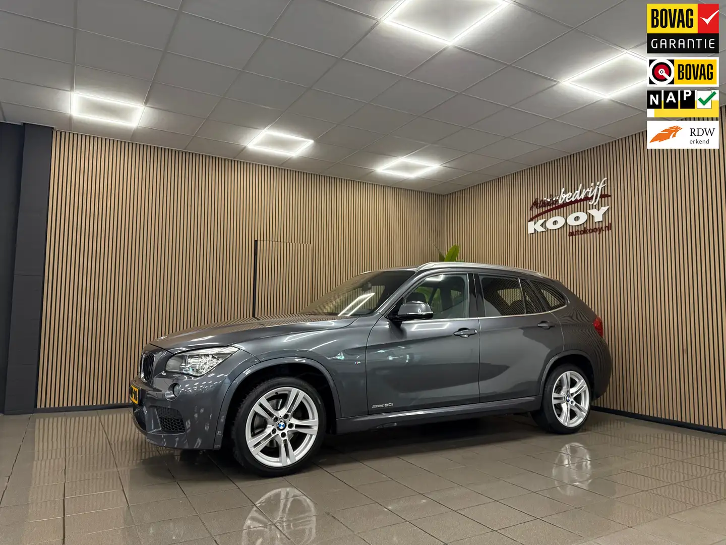BMW X1 SDrive20i High Executive M-Sport * Automaat / Pano Grijs - 1