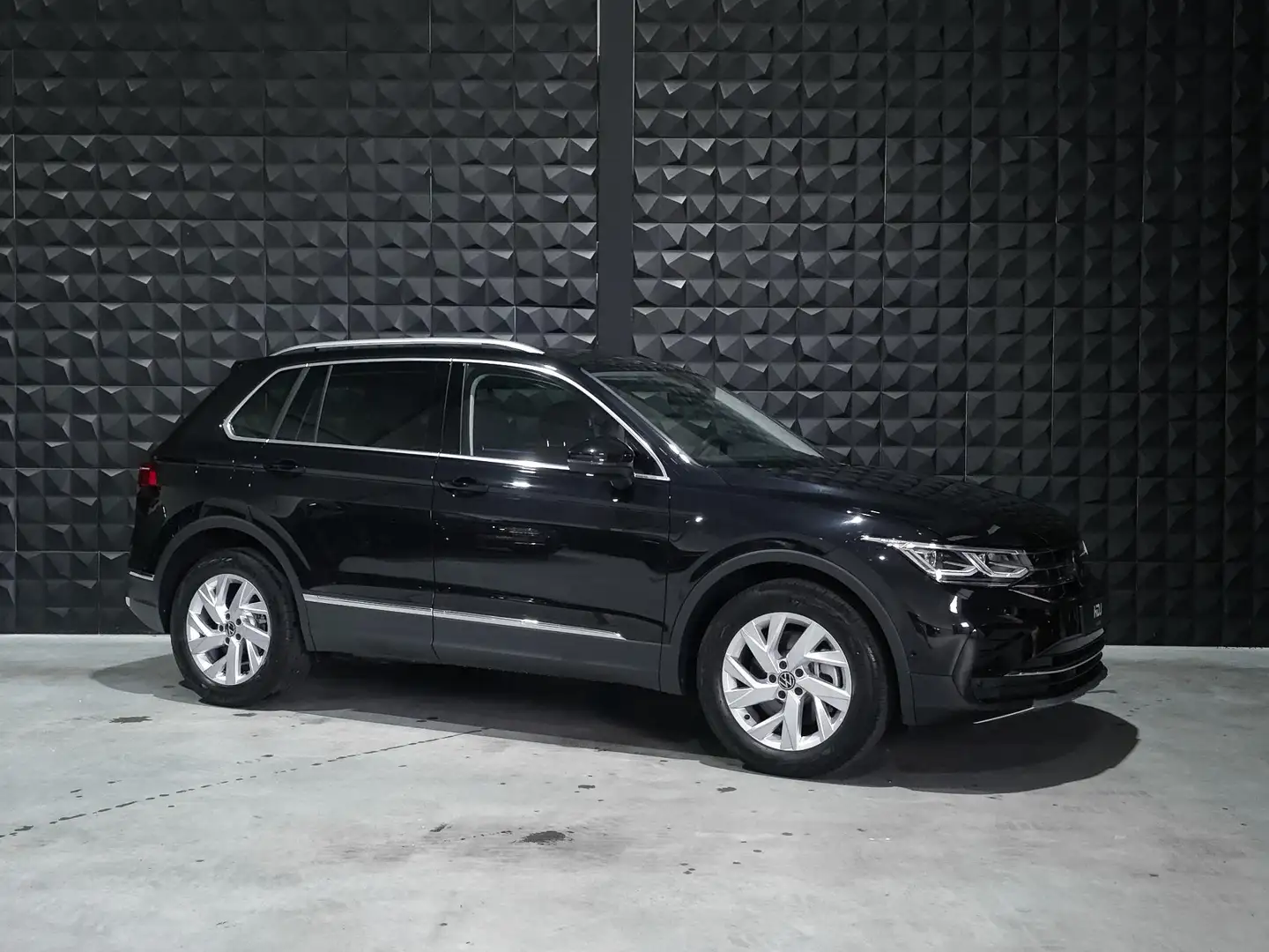 Volkswagen Tiguan 1.4 TSI eHybrid Elegance | 247km! | Matrix | Camer Zwart - 1