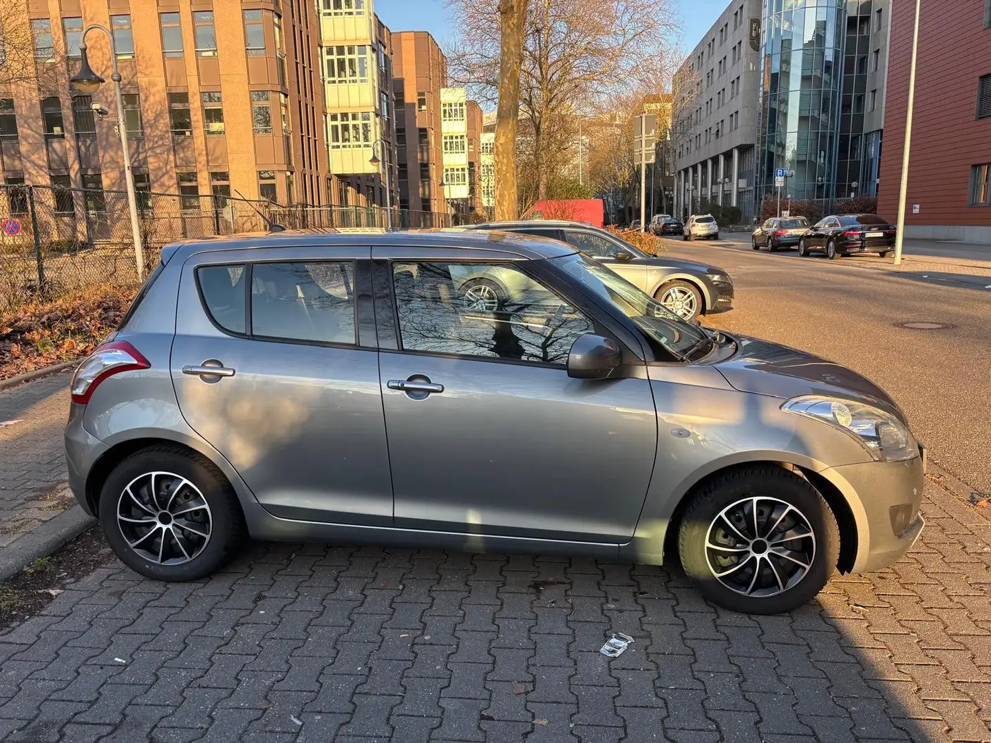 Suzuki Swift Grau - 2