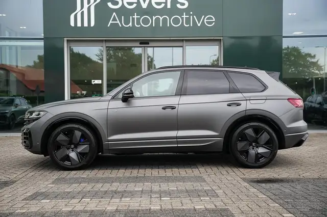 Volkswagen Touareg view 5