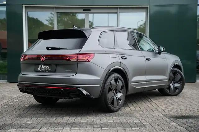 Volkswagen Touareg view 3