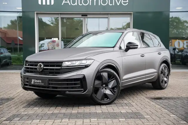 Volkswagen Touareg view 2