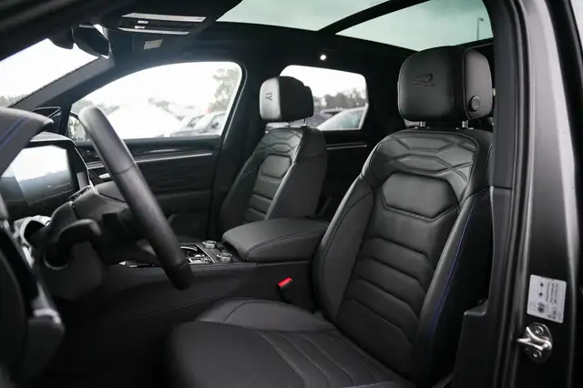 Volkswagen Touareg view 6