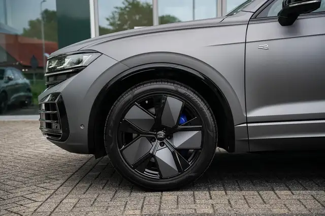 Volkswagen Touareg view 7