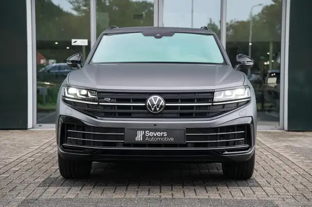 Volkswagen Touareg view 8