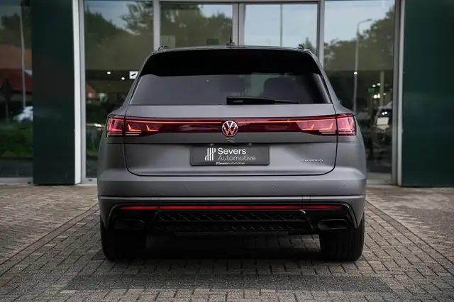 Volkswagen Touareg view 9