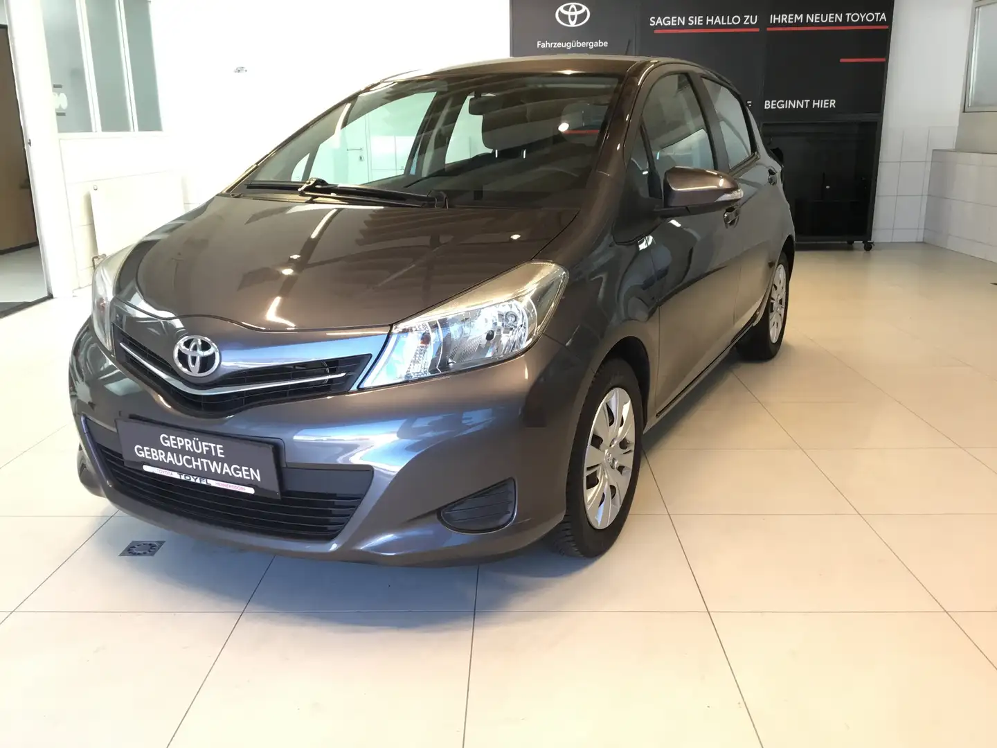 Toyota Yaris 1,0 VVT-i Active Grijs - 1