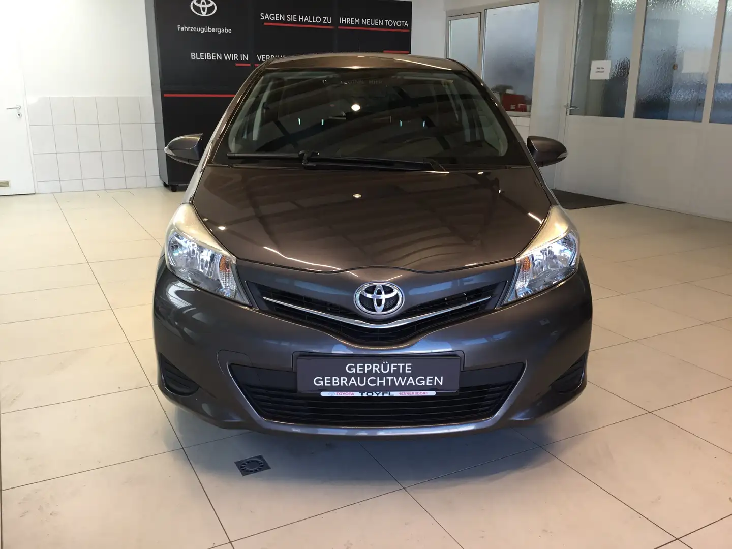 Toyota Yaris 1,0 VVT-i Active Grijs - 2