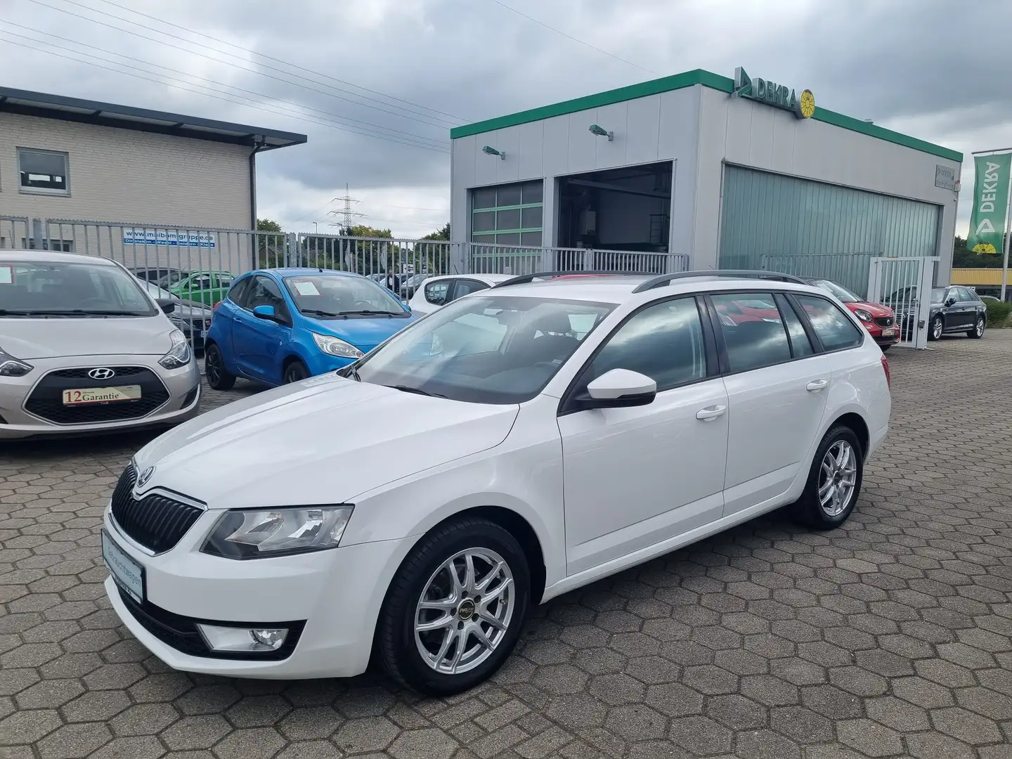 Skoda Octavia Combi 1.6 TDI Ambition DSG"Lückenlos S-Heft"... Weiß - 1