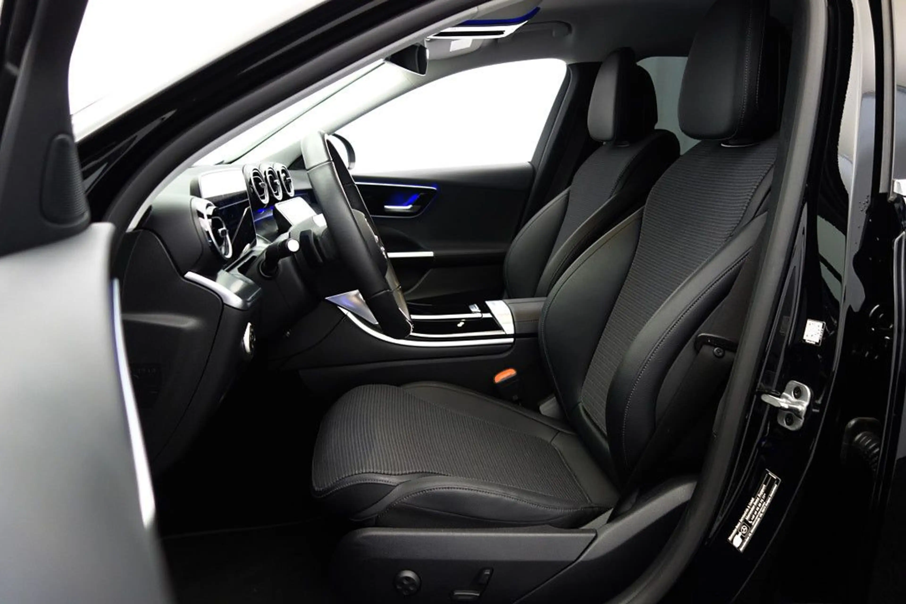 Mercedes-Benz C 200 d T 9G-TRONIC RFKMRA+E-HECK+E-SITZE+ACC+LED — photo 13