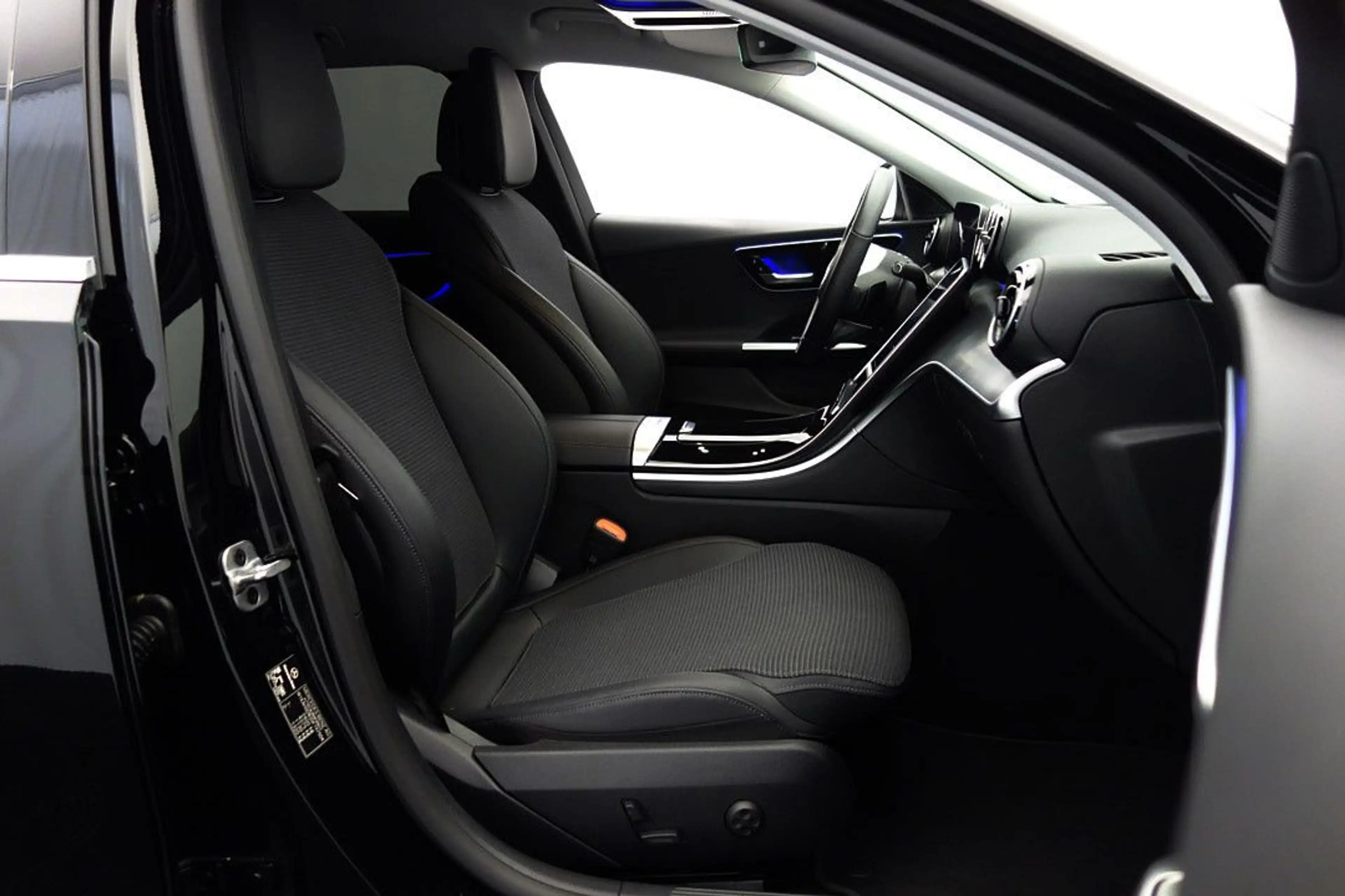 Mercedes-Benz C 200 d T 9G-TRONIC RFKMRA+E-HECK+E-SITZE+ACC+LED — photo 21