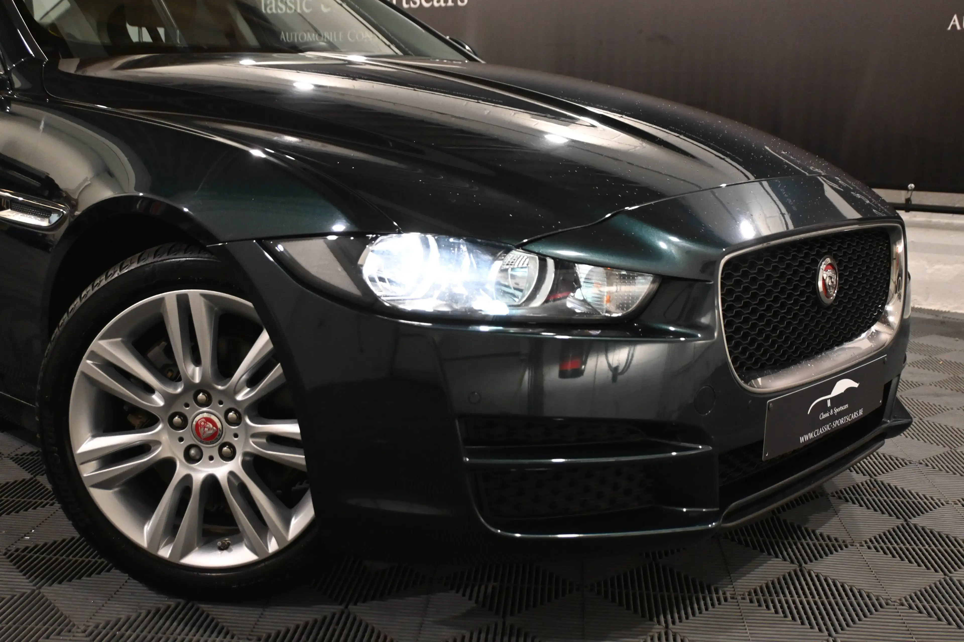 Jaguar XE XE 2.0 D EURO 6b / PACK SPORT / AUTO / CAMERA / LEDS / GPS NAVIGATION / PDC !! — photo 4