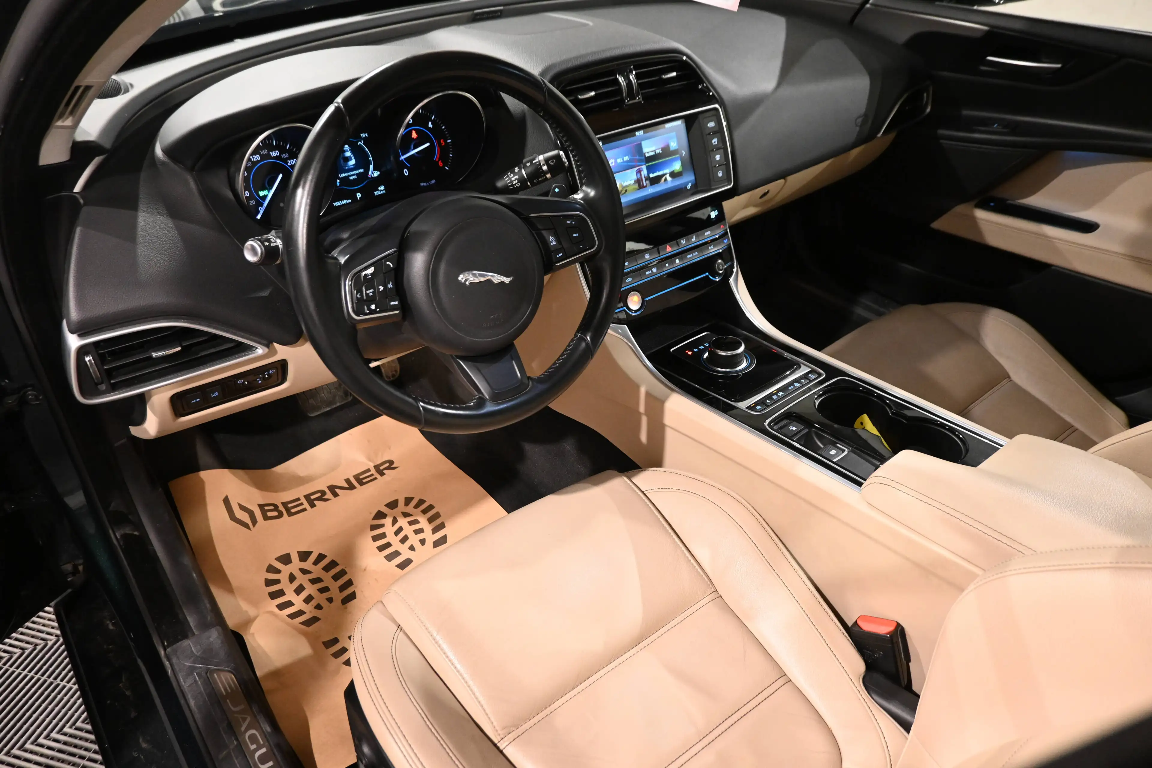 Jaguar XE XE 2.0 D EURO 6b / PACK SPORT / AUTO / CAMERA / LEDS / GPS NAVIGATION / PDC !! — photo 14