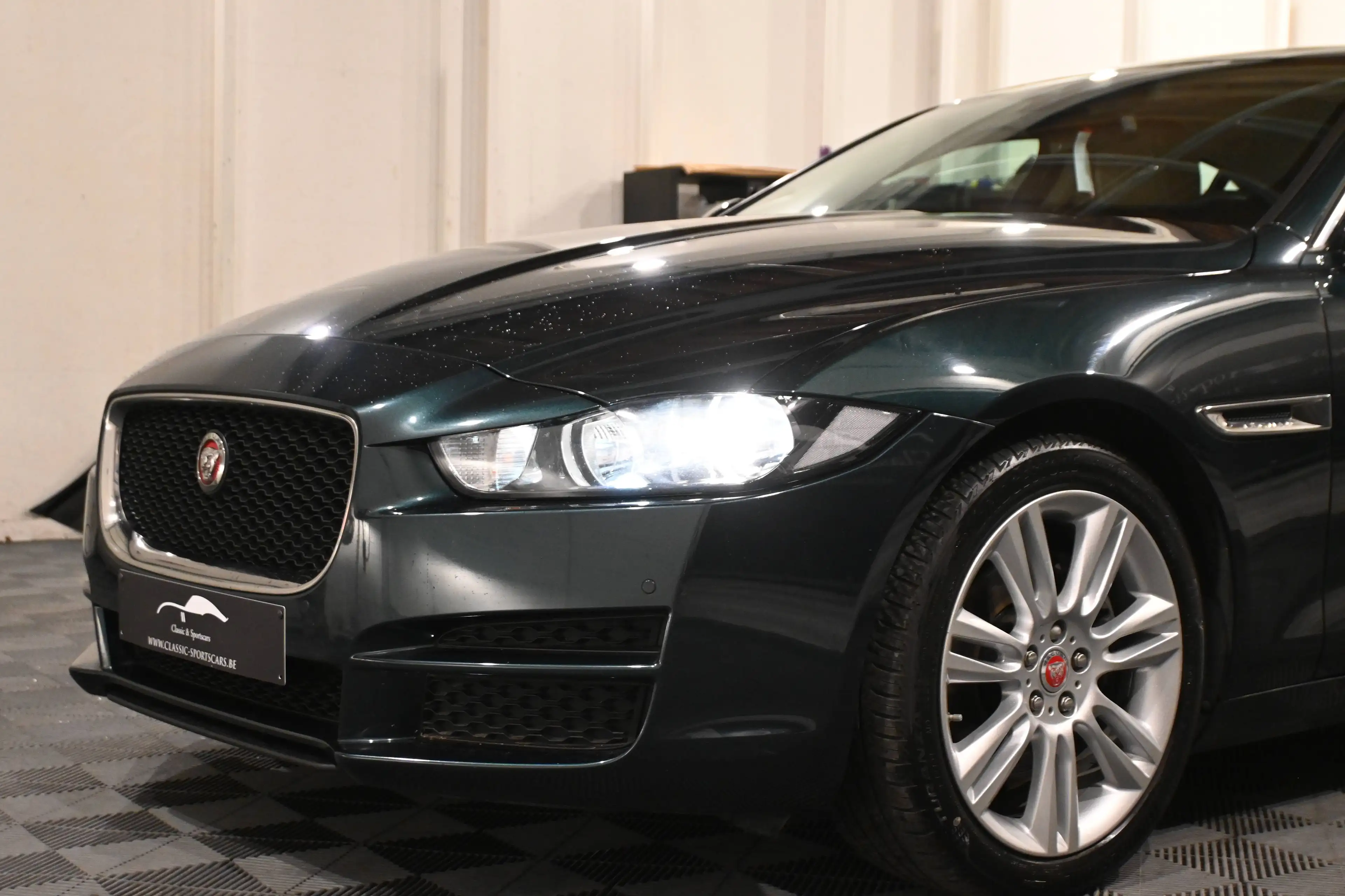 Jaguar XE XE 2.0 D EURO 6b / PACK SPORT / AUTO / CAMERA / LEDS / GPS NAVIGATION / PDC !! — photo 6
