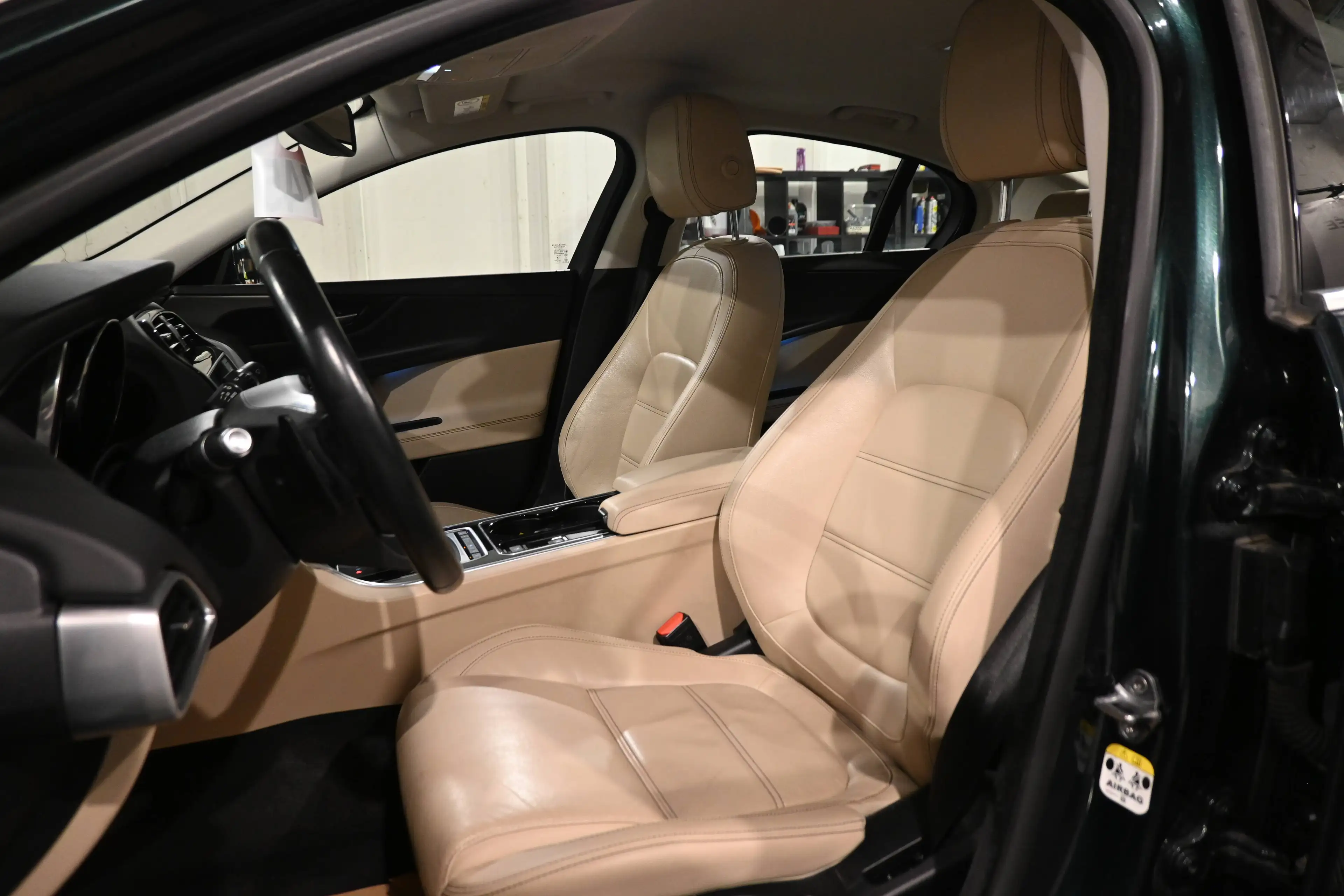 Jaguar XE XE 2.0 D EURO 6b / PACK SPORT / AUTO / CAMERA / LEDS / GPS NAVIGATION / PDC !! — photo 13