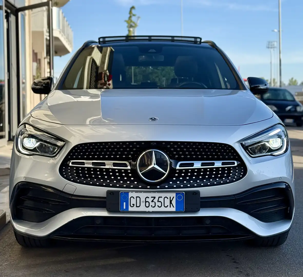 Mercedes-Benz GLA 200 d Premium 150CV TETTO/LUCI AMBIENT Argento - 2