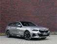 BMW 550 5-serie Touring 550e xDrive | Sportstoel - Pano - Grijs - thumbnail 1
