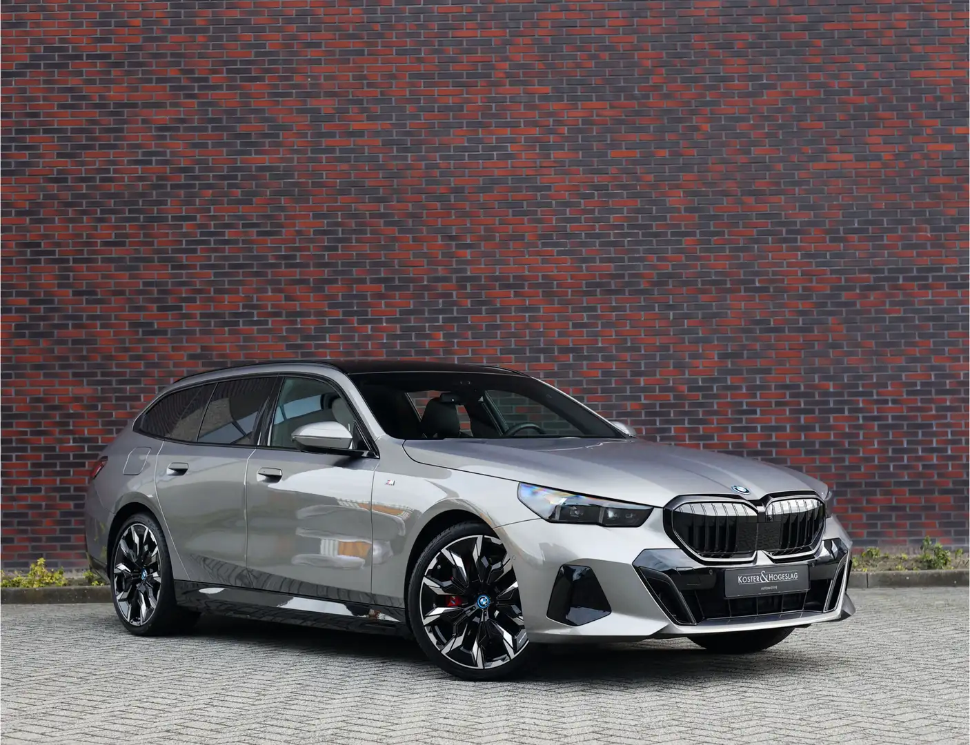 BMW 550 5-serie Touring 550e xDrive | Sportstoel - Pano - Grijs - 1