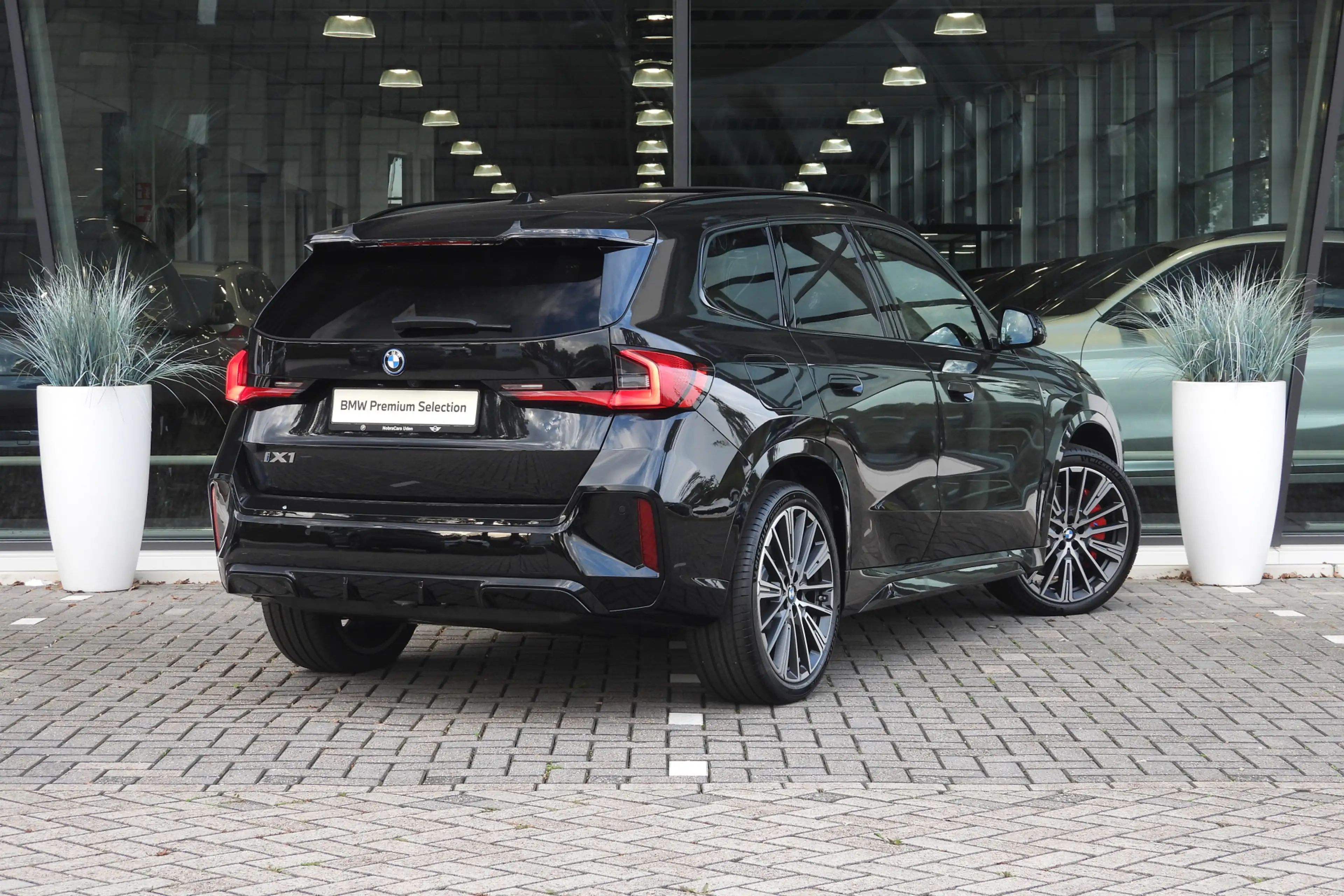BMW iX1 eDrive20 M Sport / Panoramadak / Trekhaak / Sports — photo 4