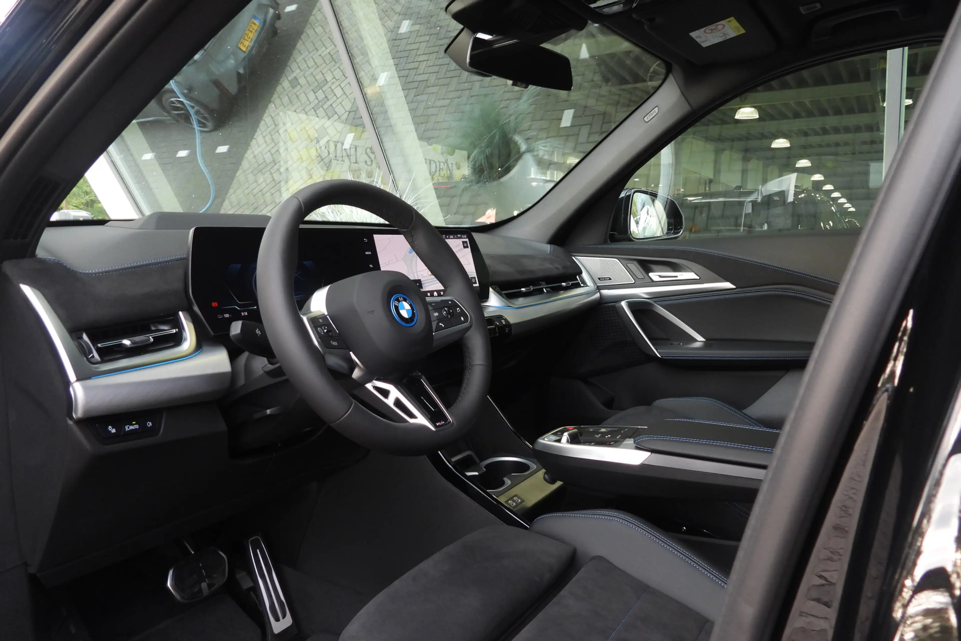 BMW iX1 eDrive20 M Sport / Panoramadak / Trekhaak / Sports — photo 12