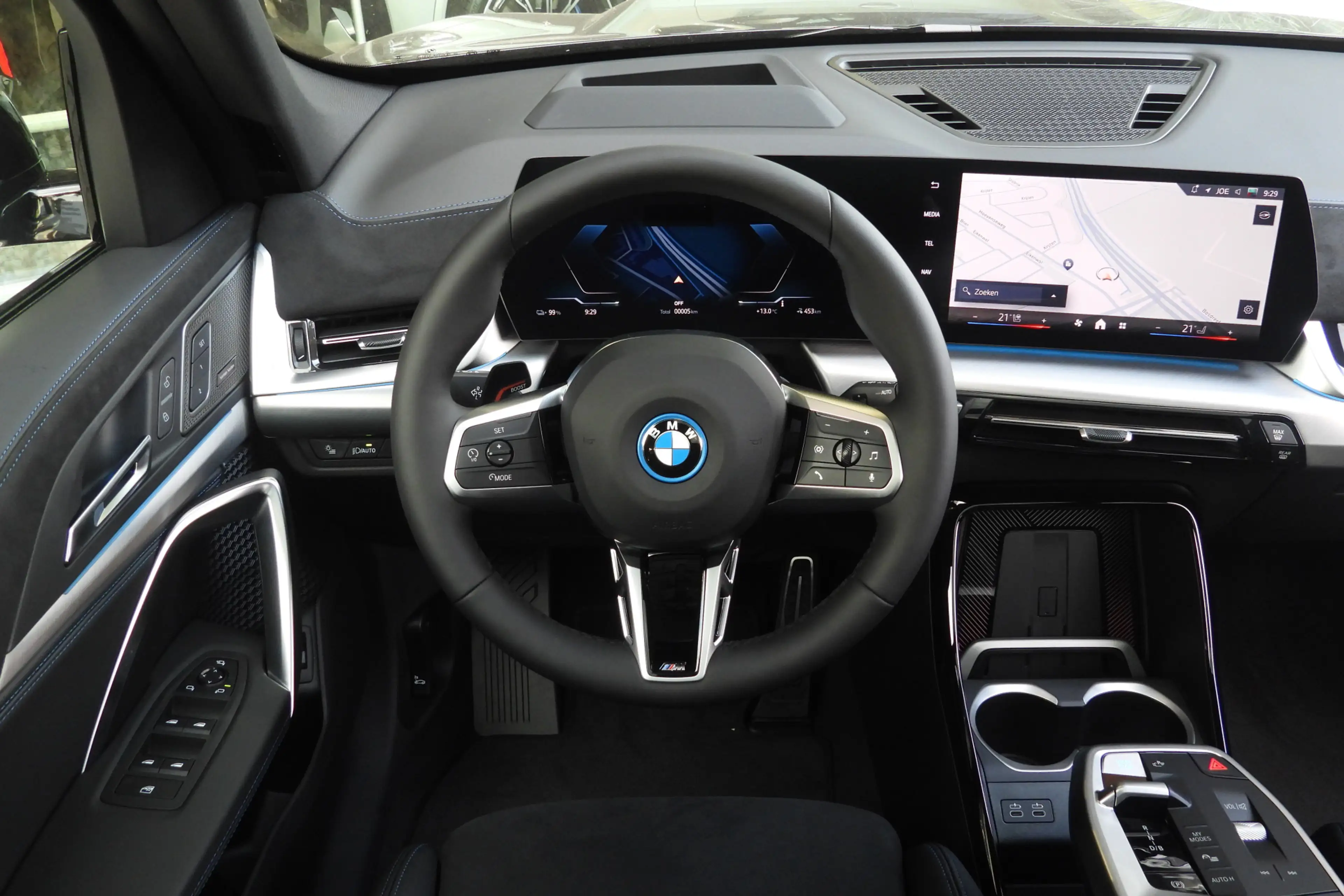 BMW iX1 eDrive20 M Sport / Panoramadak / Trekhaak / Sports — photo 2