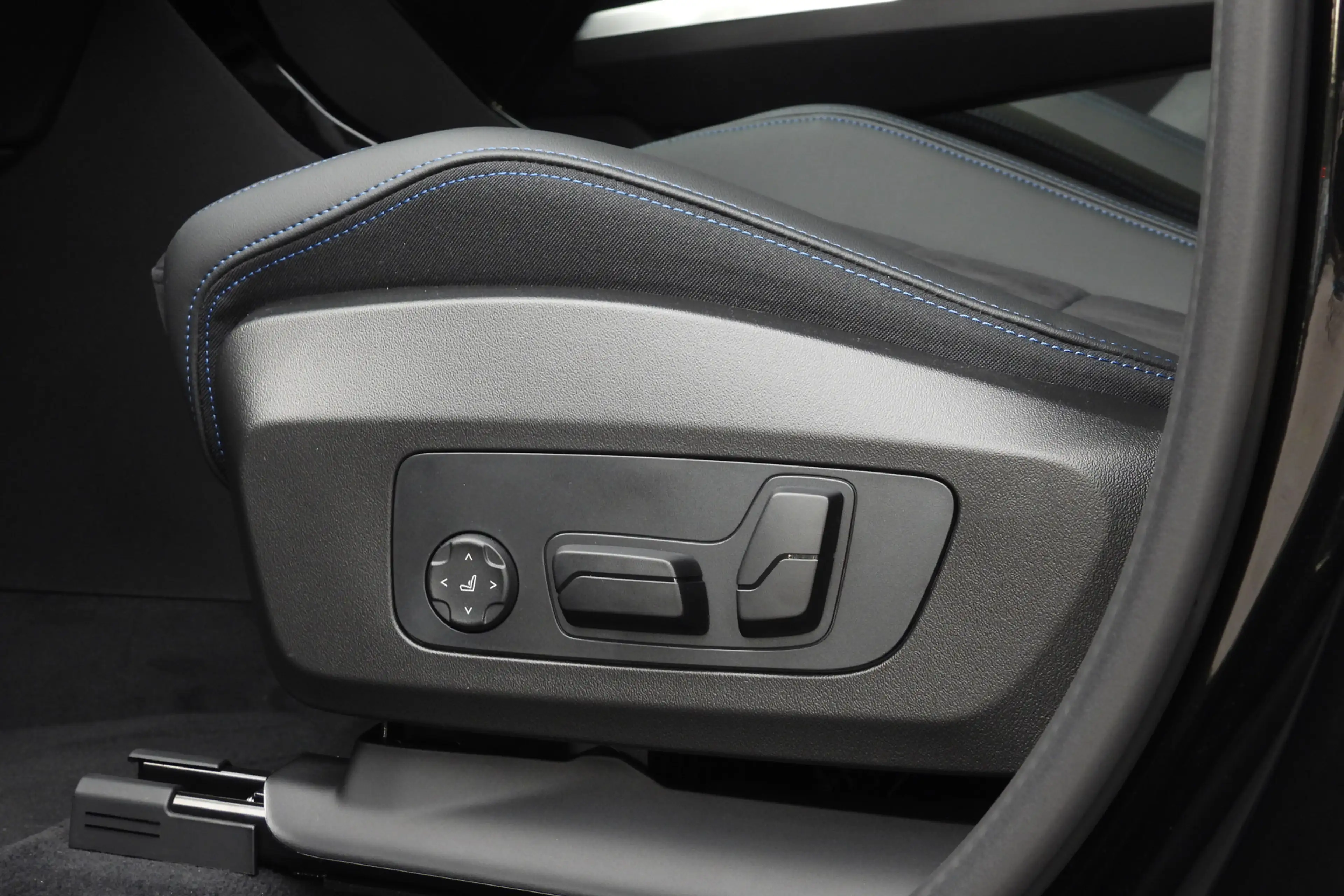 BMW iX1 eDrive20 M Sport / Panoramadak / Trekhaak / Sports — photo 15